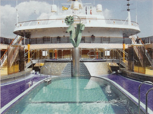 屋外巨大スクリーンを設置したグラスルーフ付きプールデッキ