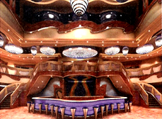 屋外巨大スクリーンを設置したグラスルーフ付きプールデッキ