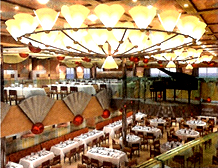 屋外巨大スクリーンを設置したグラスルーフ付きプールデッキ