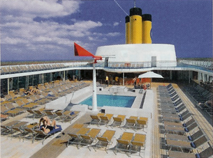 屋外巨大スクリーンを設置したグラスルーフ付きプールデッキ